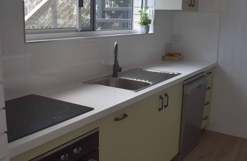 Point Vernon Apartment | Beautiful 2 bedroom fully self contained unit with sea views and breezes