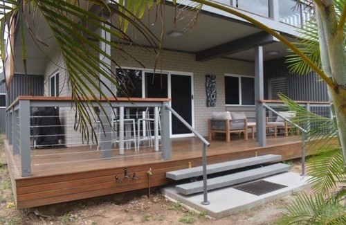 Point Vernon Apartment | Beautiful 2 bedroom fully self contained unit with sea views and breezes