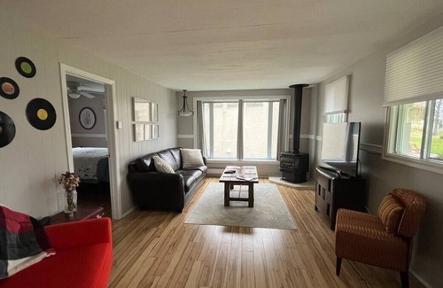 South Glengarry Cottage | Beautiful 2 Bedroom 4-Season Cottage