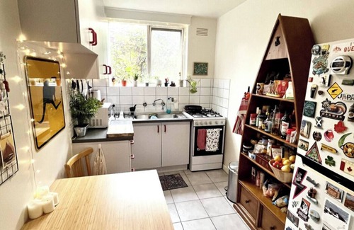 North Melbourne Apartment | Beautiful 2-bedroom apartment in leafy neighbourhood next to Melbourne Uni
