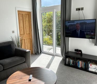 Wadsworth House | Beautiful 2 bedroom with patio and amazing views