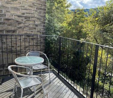 Wadsworth House | Beautiful 2 bedroom with patio and amazing views