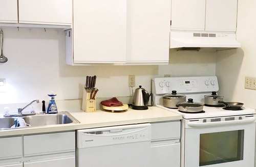 West Hartford Condo | Beautiful 2 Bedroom Quiet Condo