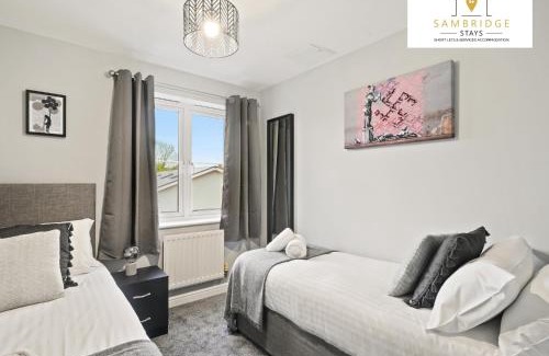 Aylesbury Apartment | Beautiful 2 Bedroom Seviced Apt in Aylesbury By Sambridge Stays Short Lets & Serviced Accommodation