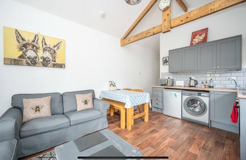 Usk Cottage | Beautiful 2 bedroom Stable conversion, Private HotTub, Dog Friendly