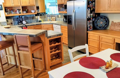 Sisters House | Beautiful 2-bedroom townhome with Patio, WiFi, AC