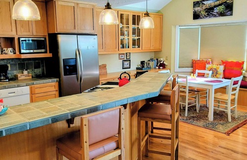 Sisters House | Beautiful 2-bedroom townhome with Patio, WiFi, AC
