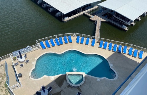 Lake Ozark Condo | Beautiful 2-Bedroom, 6th Floor Condo located on Horseshoe Bend.