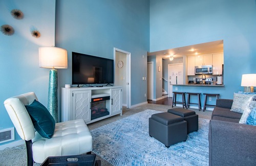 Belltown Condo | Beautiful 2 Story Penthouse @ the Heart of Seattle! with Pool and Free Parking