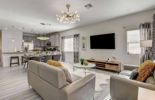 Enterprise House | ❤️Beautiful 2000sqft 4BR LV Home Perfect For Groups