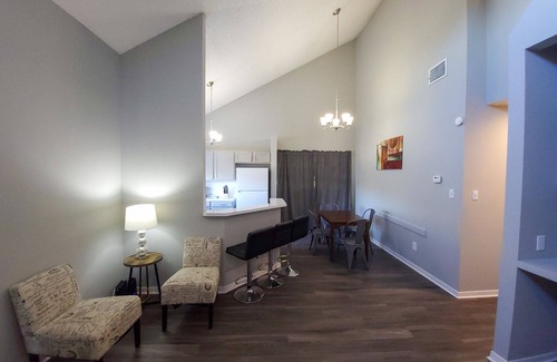Hancock Apartment | Beautiful 2bd/2ba 5 Mins to UT 3393