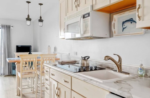 Acme Condo | 🏖️ Beautiful 2BDR Lake View Getaway @ The Shores ➠ 5579