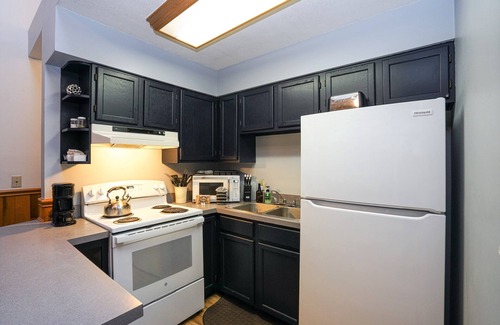 Elkins Cabin | Beautiful 2bdrm Cabin°Hot Tub°Balcony°Parking°