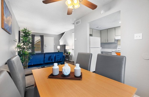 Hancock Apartment | Beautiful 2BR/1BA in Hydepark 3687
