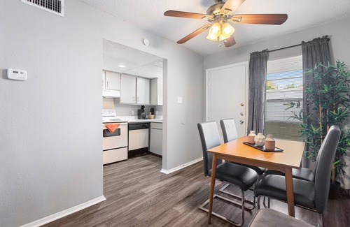 Hancock Apartment | Beautiful 2BR/1BA in Hydepark 3687