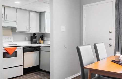 Hancock Apartment | Beautiful 2BR/1BA in Hydepark 3687