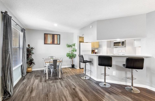 Hancock Apartment | Beautiful 2BR 5 Mins to UT 8676