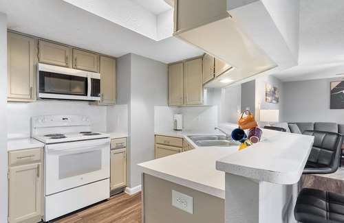 Hancock Apartment | Beautiful 2BR 5 Mins to UT 8676
