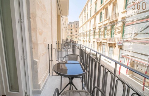 Il-Balluta Apartment | Beautiful 2BR designer home w/WIFI in St Julians