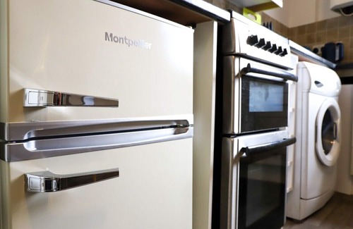 Hillsborough House | Beautiful 3 Bedroom house - Sleeps 5 Free parking