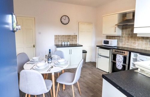 Hillsborough House | Beautiful 3 Bedroom house - Sleeps 5 Free parking