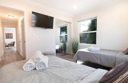 Valley Glen House | Beautiful 3 Bed 1 Bath Designer Home + Hot Tub