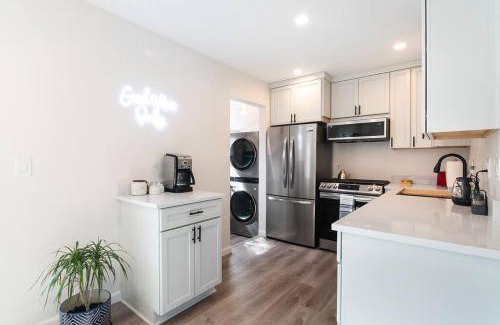 Valley Glen House | Beautiful 3 Bed 1 Bath Designer Home + Hot Tub