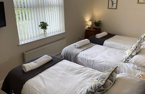 Huyton Apartment | Beautiful 3 bed, 2 bath apartment, sleeps 7
