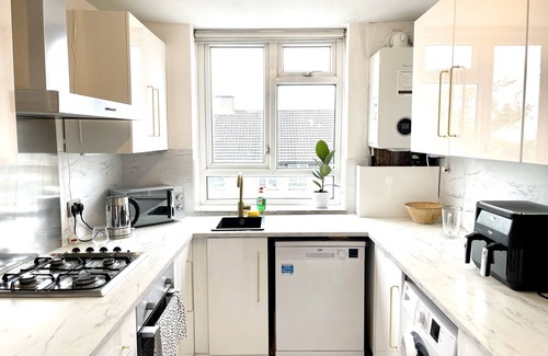 Swiss Cottage Apartment | Beautiful 3-bed flat at Swiss Cottage
