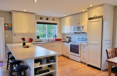 Cobble Hill House | Beautiful 3 bedroom vacation home - Ocean views - 2 minutes to the Beach - Patio
