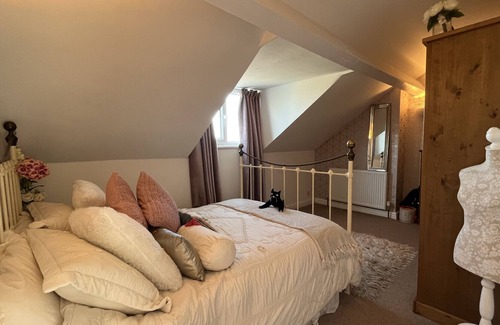 Ossett House | Beautiful 3 Bedroom Home. Entire House