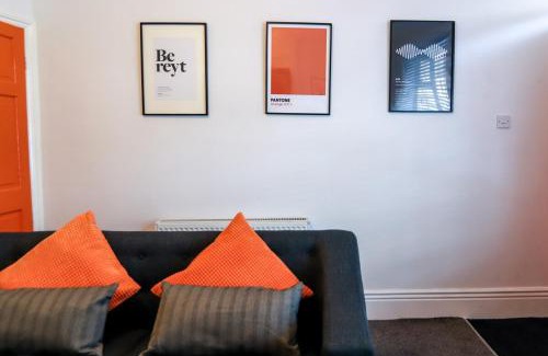 Hillsborough House | Beautiful 3 Bedroom House - Sleeps 5 Free Parking