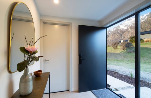 Kawarau Falls House | Beautiful 3 bedroom home | Hot Tub | Stunning View