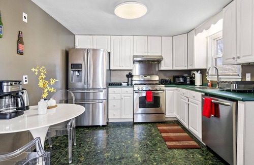 Waltham Apartment | Beautiful 3BD/1BA apartment W Parking 1337