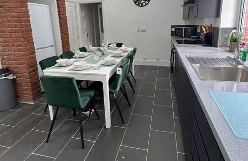 Kidderminster House | Beautiful 4 Bed in Kidderminster