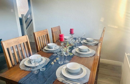 Bloxwich House | Beautiful 4-Bed House in Birmingham AIRPORT NEC