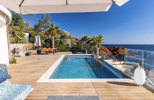 Antheor Villa | Beautiful 4 Bedrooms Villa With Pool And Garden - Waterfont