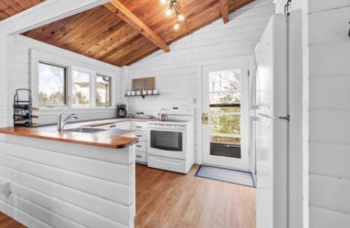 Bayview Cottage | Beautiful 4 Bedroom 2 Bathroom Cottage - 5 minutes from Cavendish Beach!