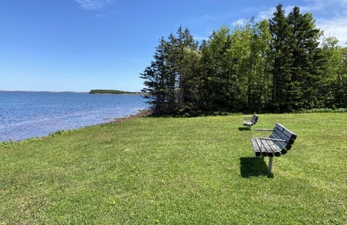 Bayview Cottage | Beautiful 4 Bedroom 2 Bathroom Cottage - 5 minutes from Cavendish Beach!