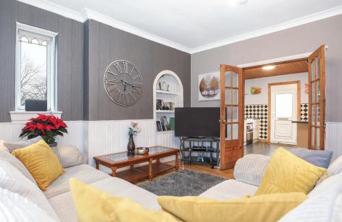 Gilmerton House | Beautiful 4 Bedroom Cottage - Free Parking