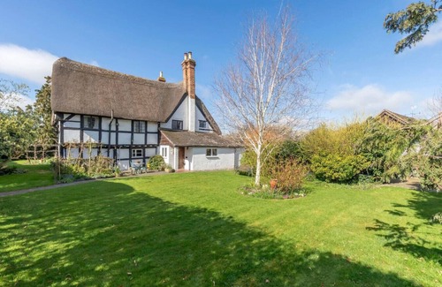 Twigworth House | Beautiful 4 Bedroom Cotswold Thatched Cottage
