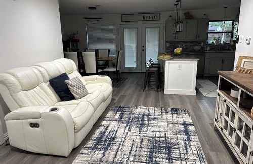 Dallas House | Beautiful 4-bedroom king-size suite. Dallas home with cozy patio.
