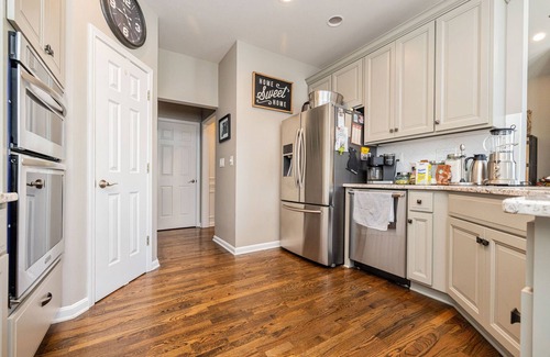 Louisville House | Beautiful 4 BR, 4.5 Bath, Executive Home w In Ground Pool & Handicap Accessible!