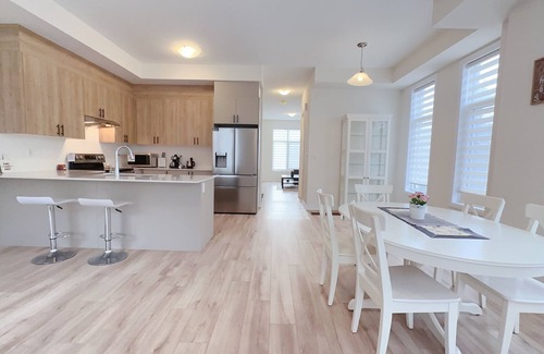 Richmond Hill House | Beautiful 5- Bedroom Boho-Chic Townhouse at Richmond Hill