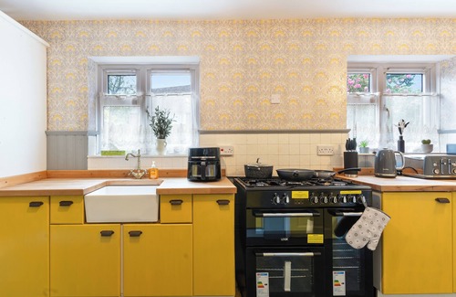 Aylesbury House | Beautiful 5 Bedroom House with free parking,penn rd