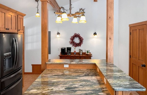 New Meadows House | Beautiful 5 Bedroom 4 Bath Home with Hot Tub