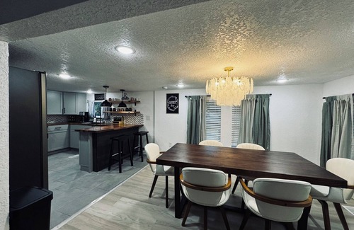 Coldwater House | BEAUTIFUL 5-bedroom2.5 bath home in DOWNTOWN! Minutes from shops & restaurants.