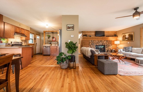 Cascade-Chipita Park House | Beautiful 5 BR Creek-side Cabin Pikes Peak