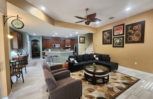Plymouth House | Beautiful 5br 4bath, sleeps 14: Wekiva Springs, Disney, Universal & Antiques.