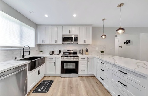 West Hills House | Beautiful 5BR House W/2 King Beds & Jacuzzi!